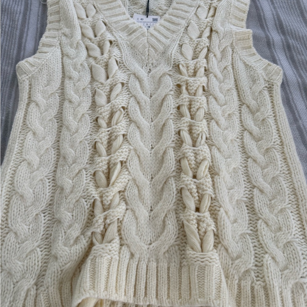Zara Cream Cable Knit V-Neck Sweater